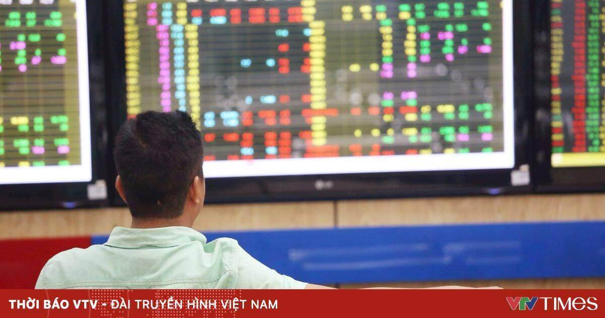 Nhà đầu tư ngoại bán ròng gần 2,7 tỷ USD
