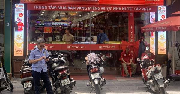 Cảnh tượng 'lạ đời' ở tiệm vàng Hà Nội khi giá cao chót vót