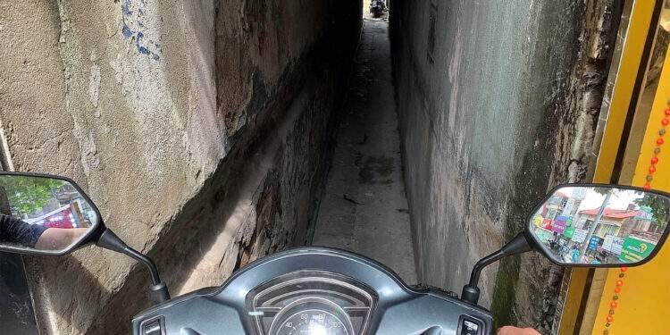 Nhà hét giá 5 tỷ ở Bạch Mai, lối đi chỉ lọt 1 người, khoét tường cho xe máy vào 1 Nhà hét giá 5 tỷ ở Bạch Mai, lối đi chỉ lọt 1 người, khoét tường cho xe máy vào