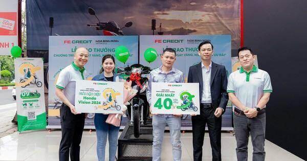 Khách hàng FE CREDIT hào hứng khi trúng xe máy, nhận hoàn tiền