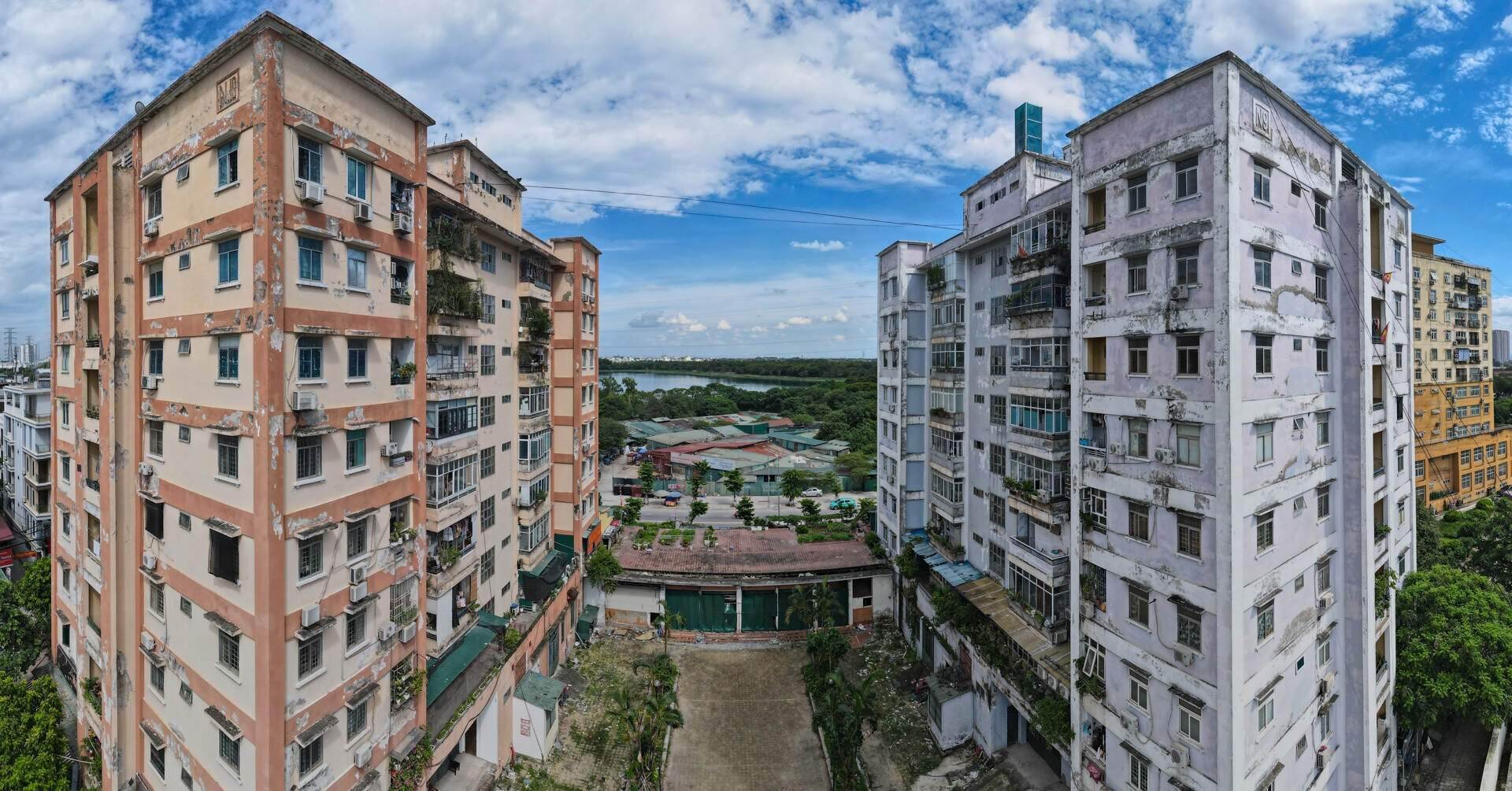 Sống tạm trong các tòa nhà tróc lở, rác bủa vây giữa ‘đất vàng’ Thủ đô