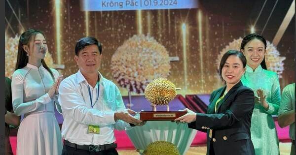 Nữ doanh nhân trúng đấu giá quả sầu riêng Ri6 1,4 tỉ đồng là ai? 1 Nữ doanh nhân trúng đấu giá quả sầu riêng Ri6 1,4 tỉ đồng là ai?
