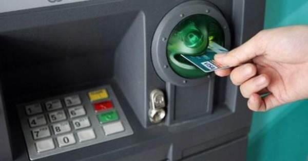 Thấy bàn phím ATM nhô cao hơn bình thường và nhiều dấu hiệu lạ khác, người dùng ngân hàng dừng ngay giao dịch để tránh bị đánh cắp thông tin!