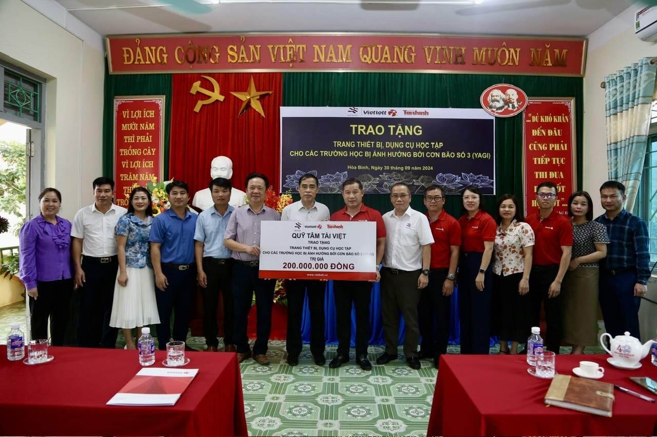 Quỹ Tâm Tài Việt trao 200 triệu đồng hỗ trợ 5 trường học tại Hòa Bình