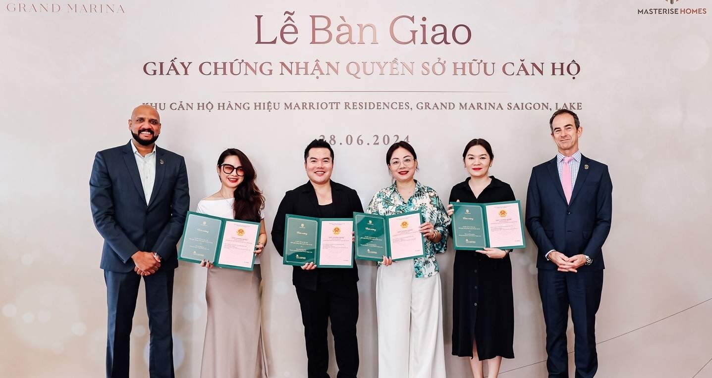 Khách hàng nhận sổ hồng ở loạt dự án Masterise Homes