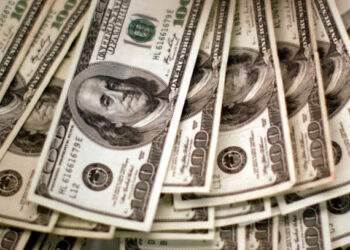 Dollar gains over dong, hits 6-week high globally