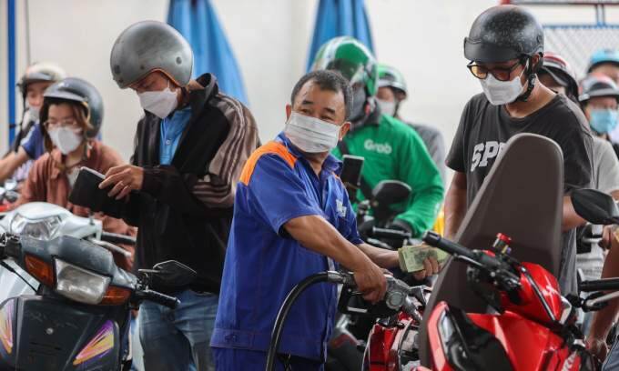 Gasoline prices surge - VnExpress International