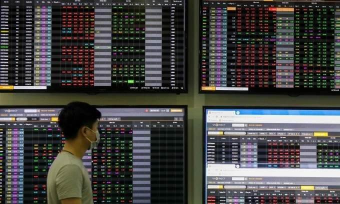 VN-Index decreases as global shares slide