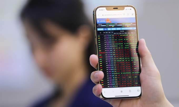 VN-Index inches up as global shares edge lower
