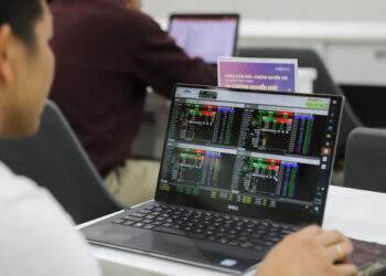 VN-Index rises as Chinese stocks tumble