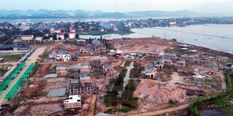 Dãy biệt thự xây gần xong sau 1 ngày cấp phép; thắng lớn khi mua đất vùng ven