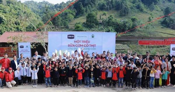 CHIN-SU mang cơm có thịt đặc biệt lên vùng cao, “tiếp sức học trò, tiếp lửa thầy cô”