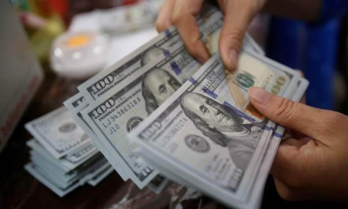 Dollar falls against dong on black market
