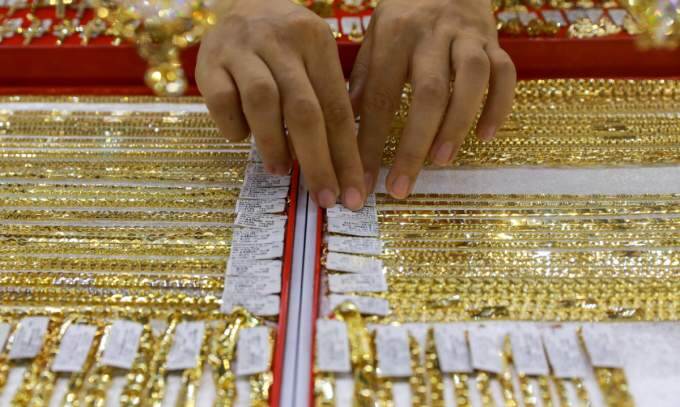 Gold price drops in Vietnam, gains globally