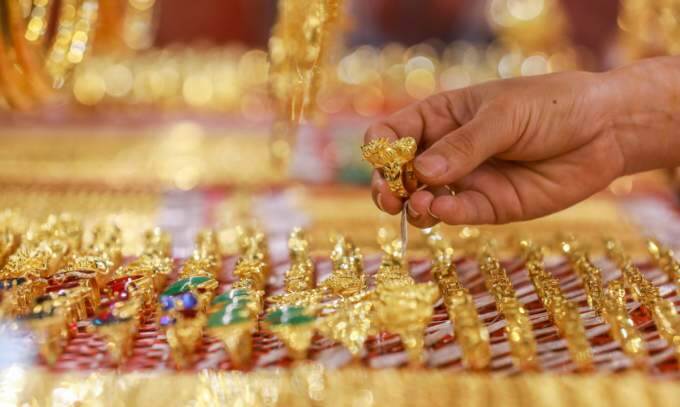 Gold price hits 2-week high