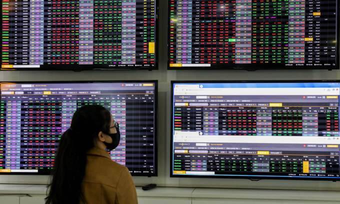 VN-Index slips as Asian shares rise