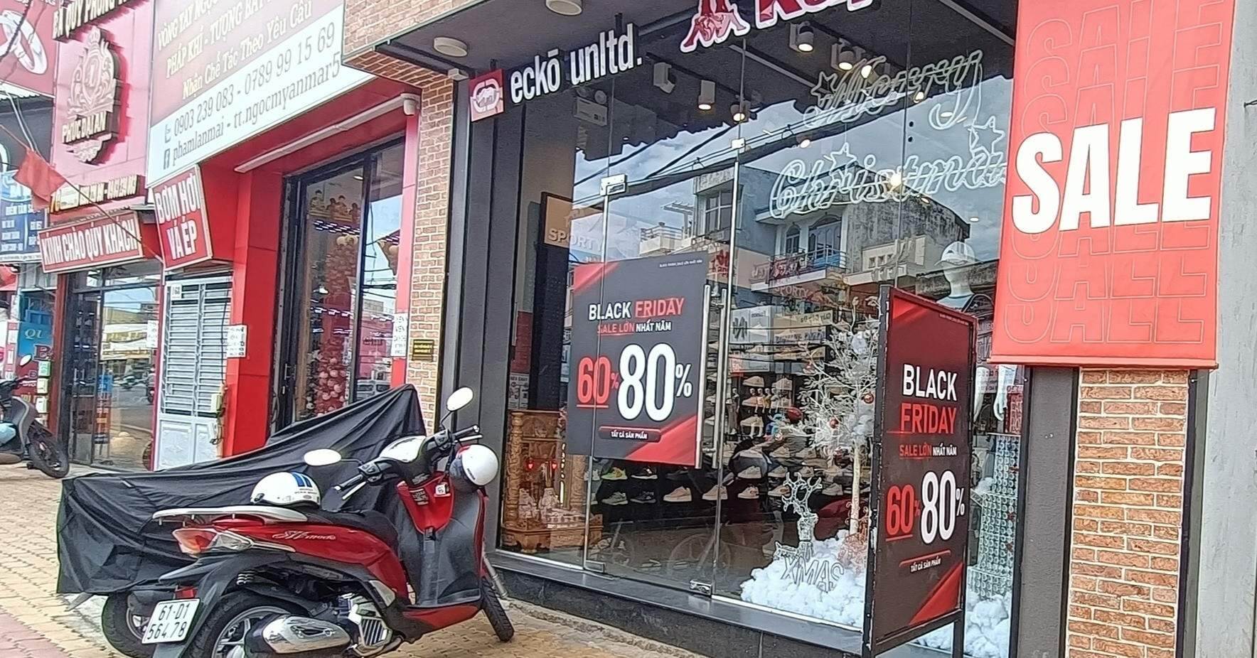 Vắng khách ngày 'sale sập sàn' Black Friday ở TPHCM 6 Vắng khách ngày 'sale sập sàn' Black Friday ở TPHCM