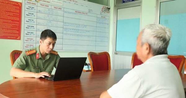 Thấy cụ ông cầm sổ tiết kiệm gần 500 triệu rồi đi đâu không rõ, người nhà lập tức báo công an, ngăn chặn thành công vụ lừa đảo tinh vi