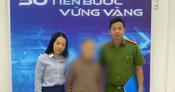 Thấy cụ bà đến ngân hàng rút tiền tiết kiệm với vẻ mặt sợ sệt, nhân viên ngân hàng MB lập tức báo công an