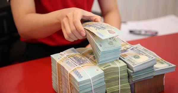 Lãi suất tiết kiệm tăng, tiền nhàn rỗi nối đuôi chảy mạnh vào ngân hàng