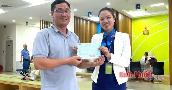 Tài khoản ngân hàng nhận được số tiền lớn không rõ nguồn gốc, người đàn ông tại Bình Phước lo bị lừa đảo nên lập tức đến ngân hàng tìm người chuyển khoản