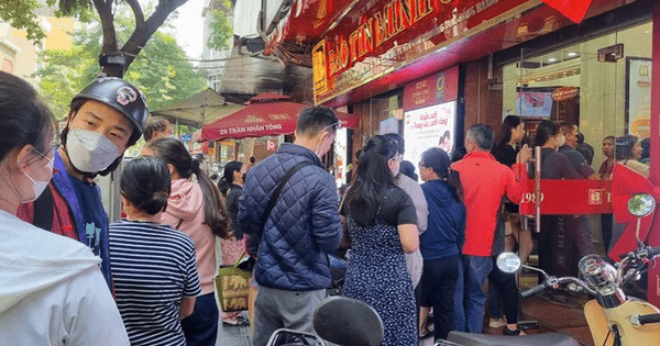 Thấy gì từ việc người dân đang đua bán, chen mua vàng?