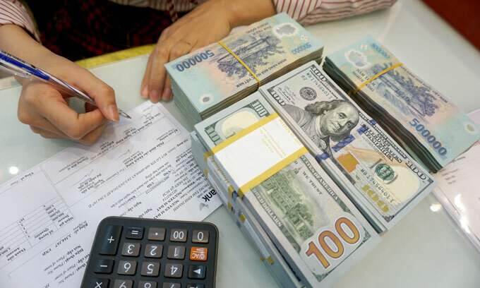 Dollar slips against dong - VnExpress International