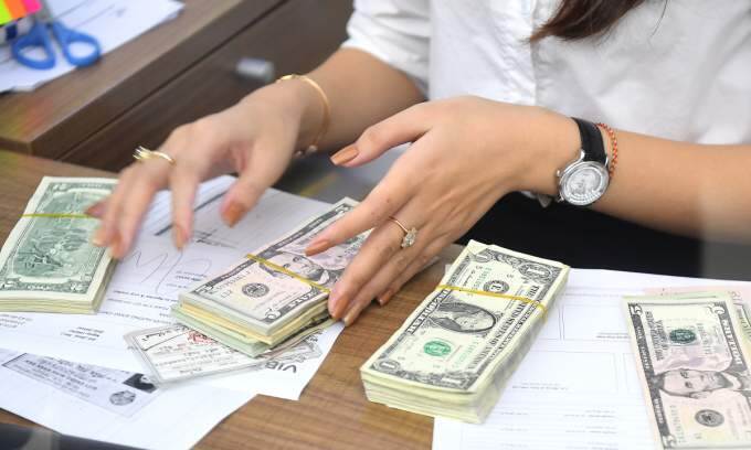 Dollar weakens against dong - VnExpress International