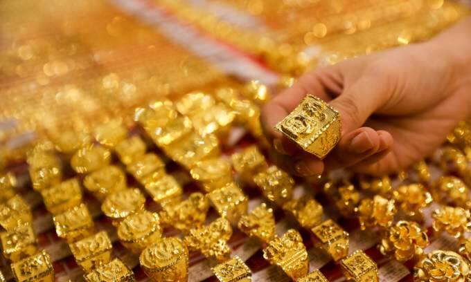 Gold prices plunge amid global decline