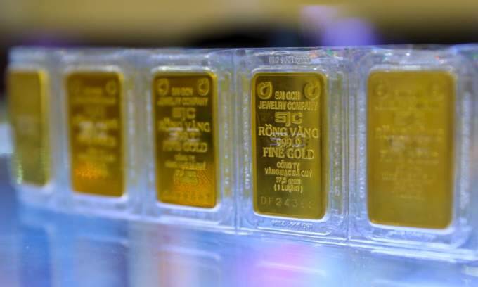 Gold prices rise as global rates inch down