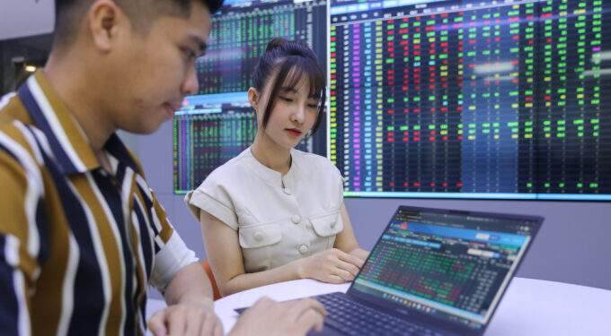 VN-Index starts week slightly up