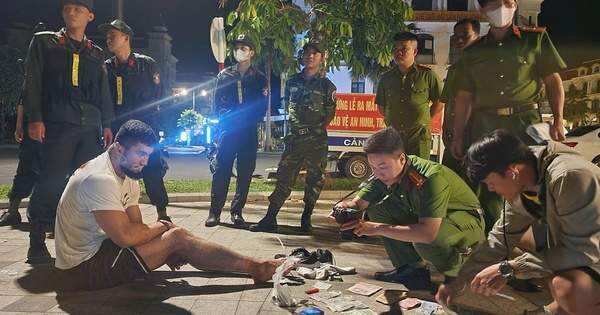 Bắt giữ 3 người nước ngoài dùng USD giả đổi tiền thật ở Phú Quốc