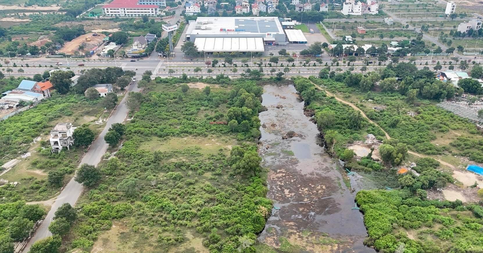 Cảnh hoang tàn bên trong siêu dự án 43ha sau 1 thập kỷ ‘đứng im’