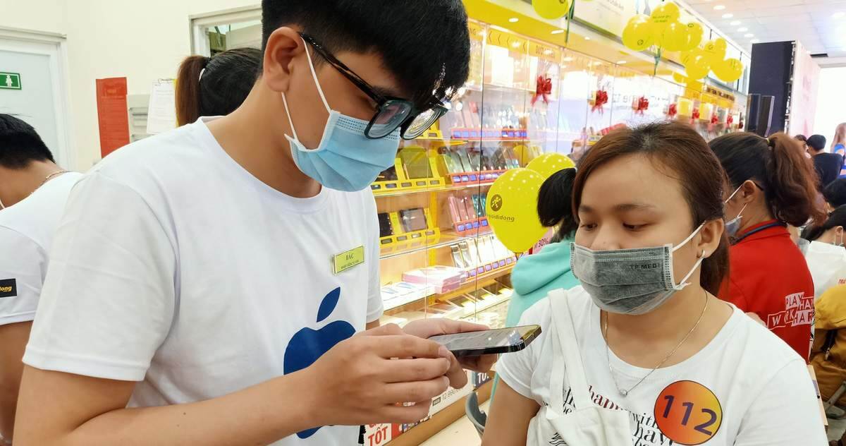 iPhone 12 vẫn ‘hot’, smartphone xịn đua ra mắt