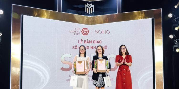Những cư dân đầu tiên của nhà phố thương mại SOHO nhận sổ hồng 1 Những cư dân đầu tiên của nhà phố thương mại SOHO nhận sổ hồng