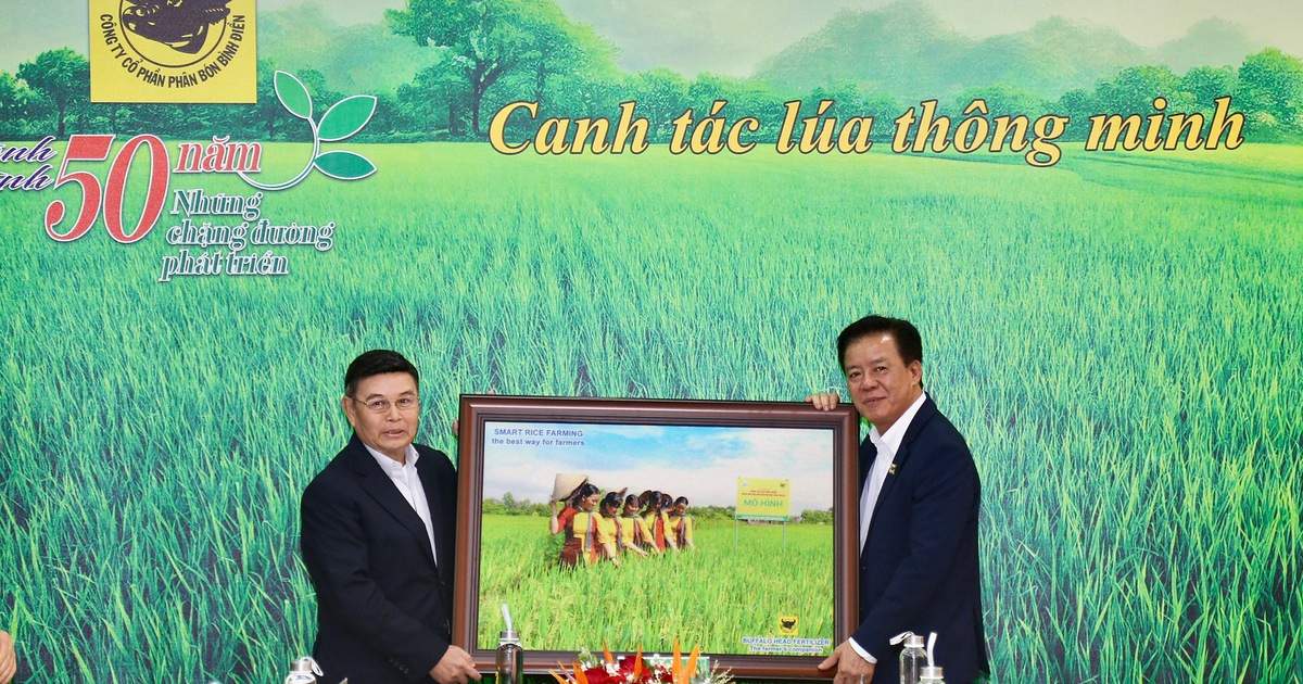 Chủ tịch Quốc hội Lào thăm Công ty Phân bón Bình Điền