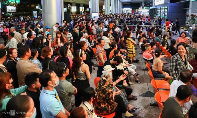 Does an entire family need to hire a 45-seat bus to pick up one overseas relative coming home for Tet?