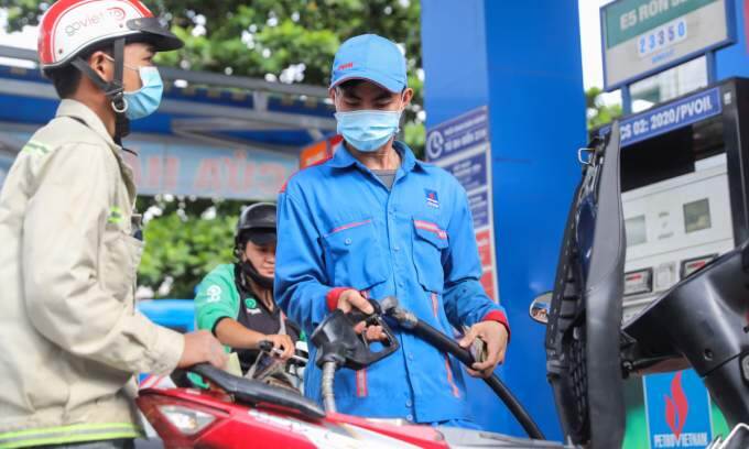 Gasoline prices fall before Tet holiday