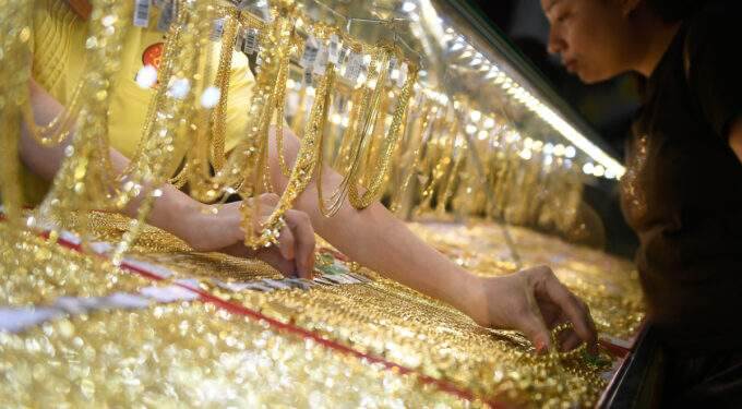Gold price bounces to 4-week high
