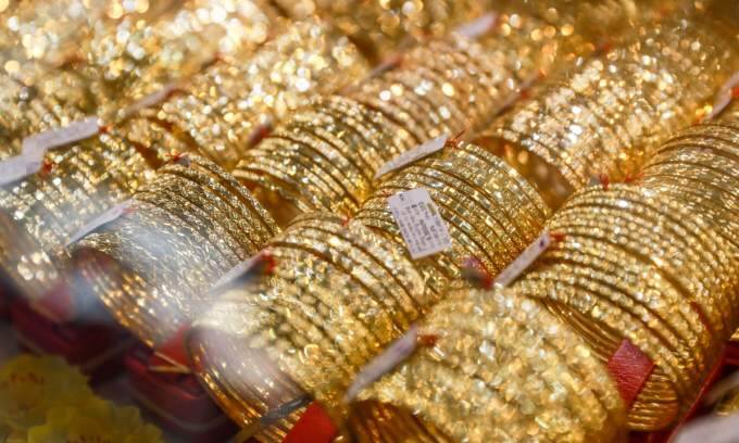 Gold prices surge as global rates inch higher