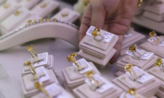 Gold ring price edges lower
