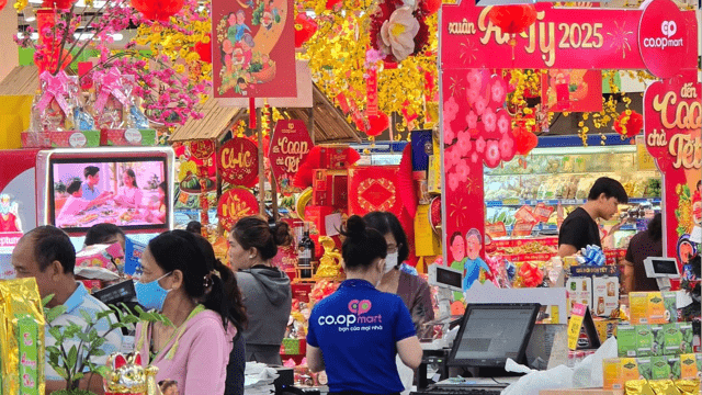 Hàng hóa Tết khuyến mãi tưng bừng