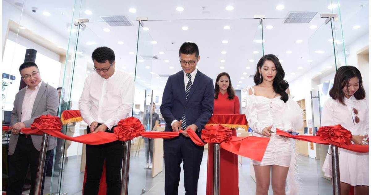 Huawei khai trương cửa hàng trải nghiệm tại TP HCM