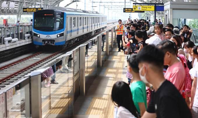 I’m surprised to find HCMC metro passengers as civilized as Singapore’s