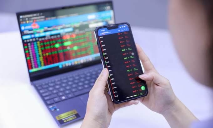 Stocks hover at 5-week low
