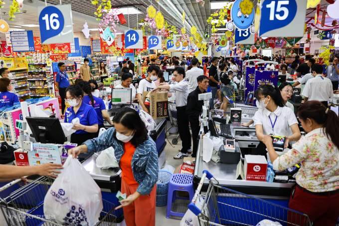 Supermarkets packed with Lunar New Year shoppers