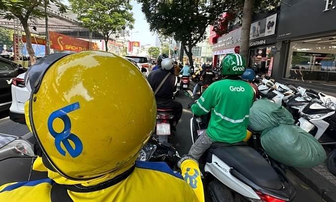 Tet holiday orders, congested roads overwhelm delivery workers