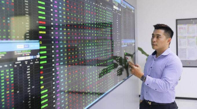 VN-Index rises as trading nears 15-month low 1 VN-Index rises as trading nears 15-month low