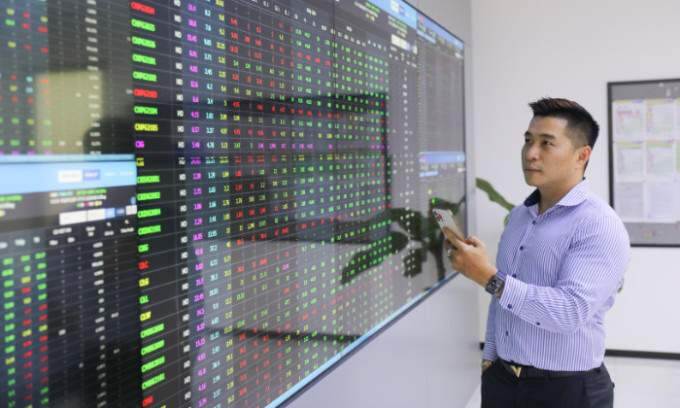 VN-Index rises as trading nears 15-month low