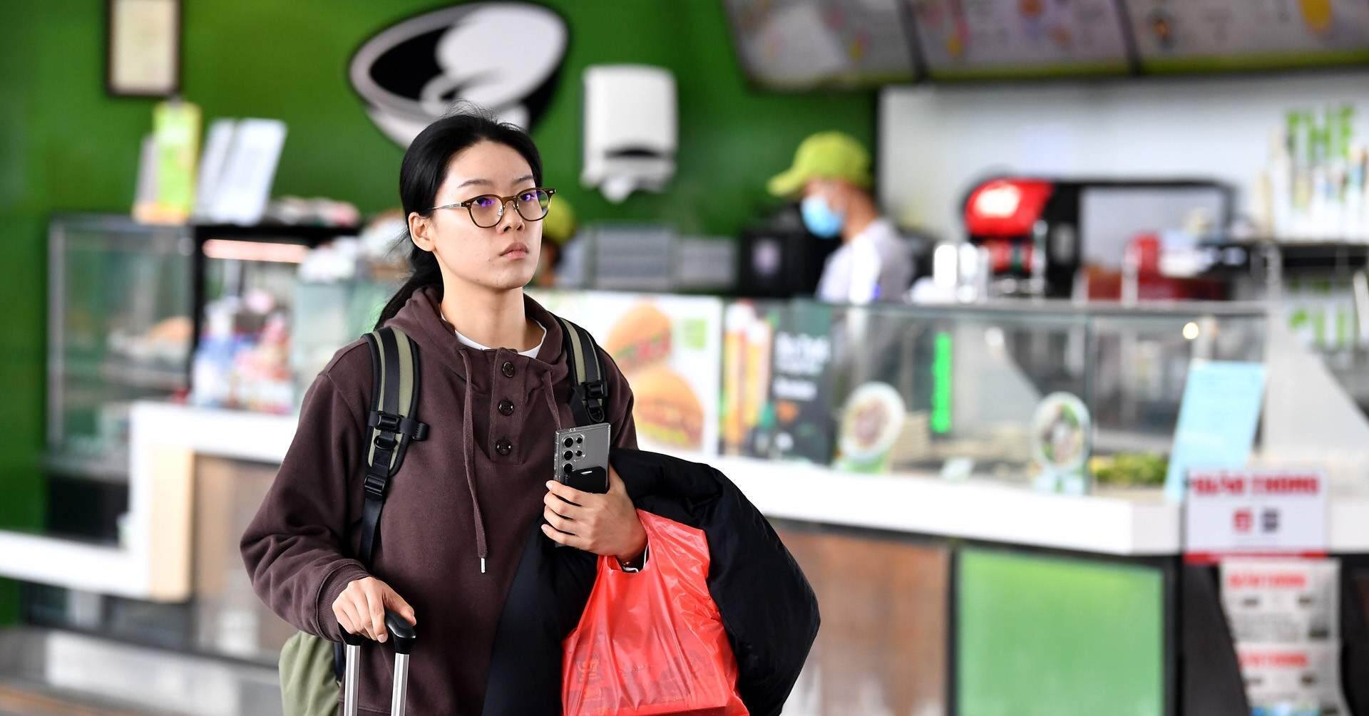 Vé máy bay Tết ‘cháy’ cả hạng thương gia, bay vòng 10 tiếng mới về nhà